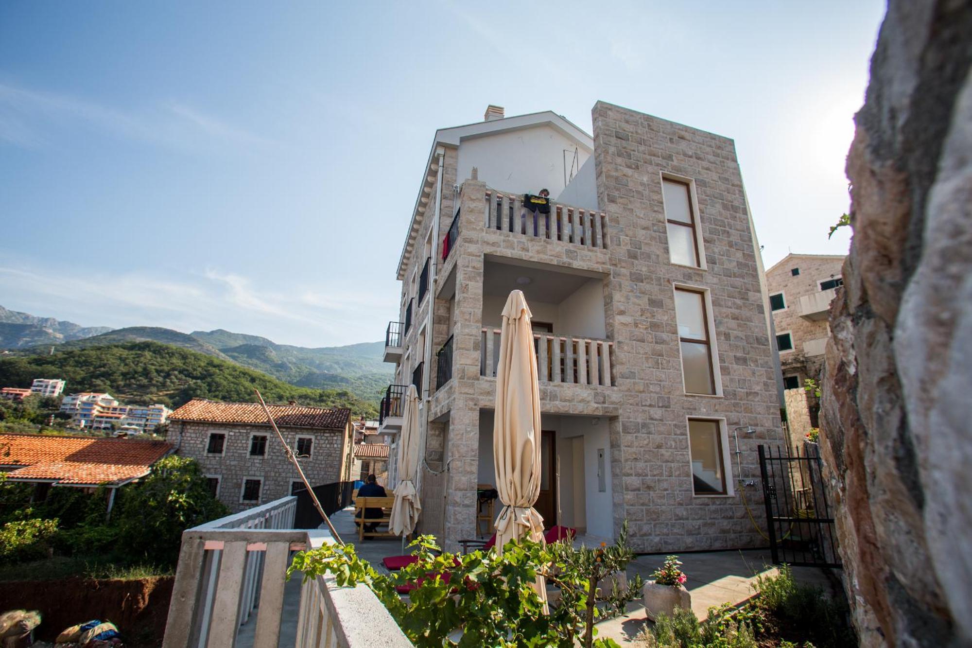 Mima Apartments Sveti Stefan Bagian luar foto